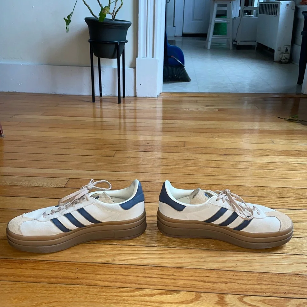 Adidas Gazelle Bold, women’s size 8, cream and navy sneakers - Picture 2 of 8